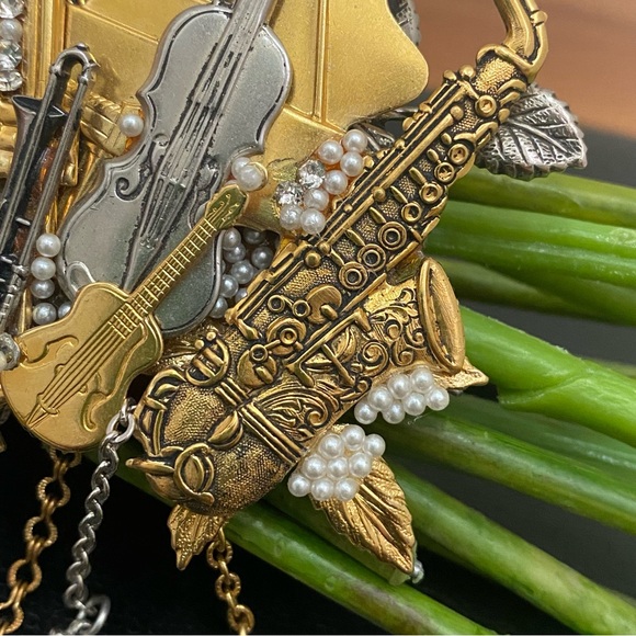Vintage Musical Instruments Music Theme 3D Brooch 36.6g - Picture 13 of 16